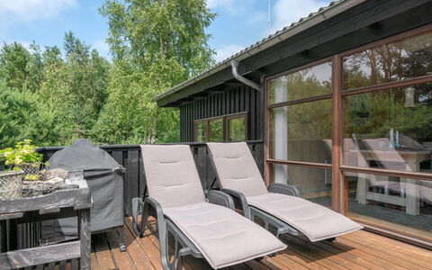 Mine - 300M from the Sea: Hout, Huis, Veranda, Dek, Hardwood, Dak, Beits, Houten Vloer, Eco Hotel