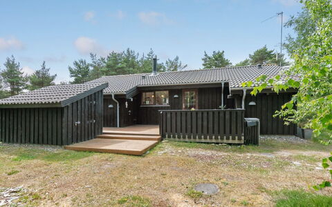Mine - 300M from the Sea: Hout, Huis, Veranda, Dek, Hardwood, Dak, Beits, Houten Vloer, Eco Hotel