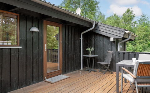 Mine - 300M from the Sea: Hout, Huis, Veranda, Dek, Hardwood, Dak, Beits, Houten Vloer, Eco Hotel
