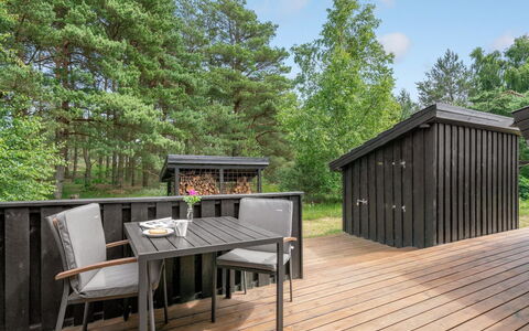 Mine - 300M from the Sea: Hout, Huis, Veranda, Dek, Hardwood, Dak, Beits, Houten Vloer, Eco Hotel