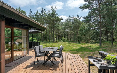 Mine - 300M from the Sea: Hout, Huis, Veranda, Dek, Hardwood, Dak, Beits, Houten Vloer, Eco Hotel