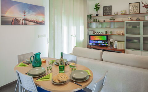 Apartment Serena - Levanto: Tafel, Meubilair, Eigendom, Bankstel, Azure, Interieur Ontwerp, Plank, Architectuur, Fotolijst, Tableware