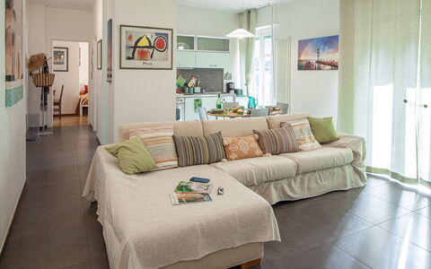 Apartment Serena - Levanto: Bankstel, Meubilair, Fotolijst, Tafel, Comfort, Verlichting, Hout, Gebouw, Interieur Ontwerp, Woonkamer