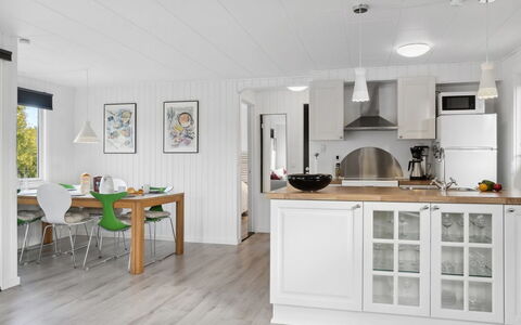 Silvana - 750M from the Sea: Flooring, Meubilair, Hout, Interieur Ontwerp, Keuken, Countertop, Verdieping, Plafond, Cabinetry, Major Appliance