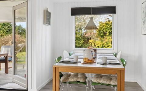 Silvana - 750M from the Sea: Meubilair, Interieur Ontwerp, Flooring, Hout, Verdieping, Stoel, Tafel, Keuken En Eettafel, Verlichting, Eetkamer