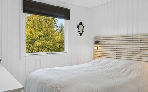 Silvana - 750M from the Sea: Hout, Interieur Ontwerp, Slaapkamer, Flooring, Linens, Verdieping, Bed, Verlichting, Bedding, Plafond