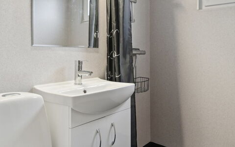 Silvana - 750M from the Sea: Wastafel In De Badkamer, Loodgieterswerkinrichting, Badkamer, Wastafel, Interieur Ontwerp, Flooring, Kraan, Verdieping, Loodgieter, Kamer