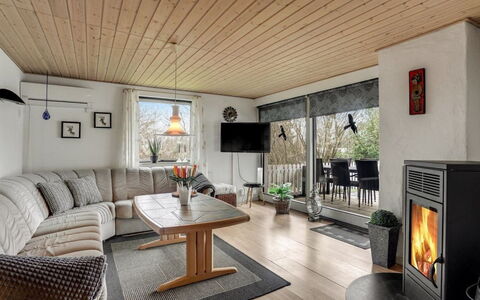 Yak - 350M from the Sea: Dak, Huis, Huis, Verblijf, Deur, Siding, Dek, Veranda, Plank, Hardwood