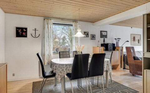 Yak - 350M from the Sea: Dak, Huis, Huis, Verblijf, Deur, Siding, Dek, Veranda, Plank, Hardwood