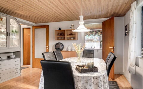 Yak - 350M from the Sea: Dak, Huis, Huis, Verblijf, Deur, Siding, Dek, Veranda, Plank, Hardwood