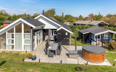 Gudmundine - 350M to the Fjord: Huis, Huis, Dak, Woongebied, Verblijf, Landgoed, Boerderij, Gazon, Landscaping, Siding