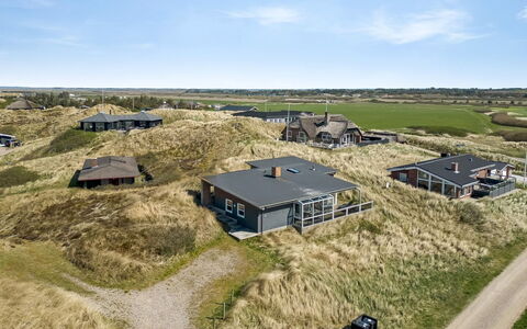 Emelin - 475M from the Sea: Dak, Huis, Huis, Verblijf, Deur, Siding, Dek, Veranda, Plank, Hardwood