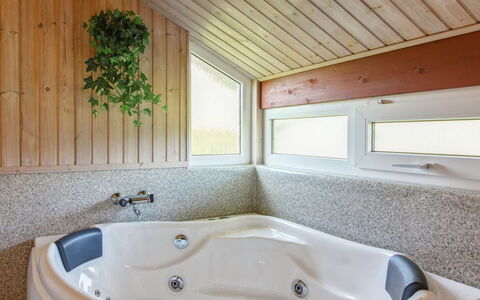 Menka - 1.3Km from the Sea: Loodgieterswerkinrichting, Bad, Badkamer, Flooring, Interieur Ontwerp, Plafond, Verdieping, Loodgieter, Kraan, Kamer