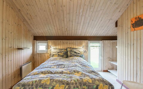 Menka - 1.3Km from the Sea: Interieur Ontwerp, Flooring, Hout, Verdieping, Plafond, Slaapkamer, Kamer, Bed, Meubilair, Verlichting