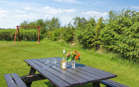 Menka - 1.3Km from the Sea: Meubilair, Openluchtbank, Buitenmeubels, Tafel, Picknicktafel, Buitentafel, Bank, Hardwood, Stoel, Tuin