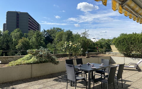 Terrassenwohnung am Kurpark: Lucht, Wolk, Dag, Eigendom, Fabriek, Gebouw, Meubilair, Tafel, Schaduw, Stoel