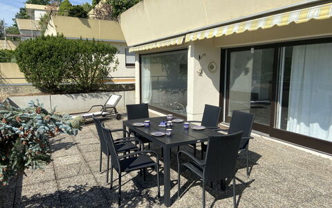 Terrassenwohnung am Kurpark: Fabriek, Meubilair, Tafel, Eigendom, Gebouw, Venster, Schaduw, Stoel, Buitentafel, Architectuur