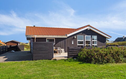 Marissa - 200M from the Sea: Verblijf, Huis, Huis, Dak, Siding, Schaduw, Veranda, Plank, Boerderij, Garden Gebouwen