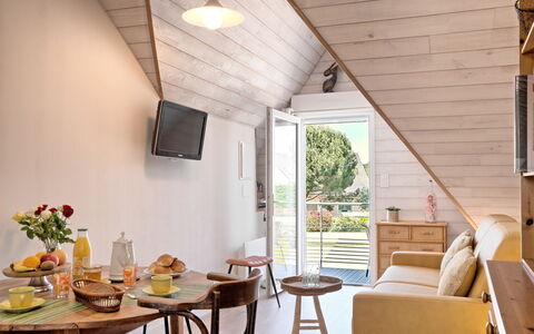 Petit Grain de Café: Meubilair, Eigendom, Tafel, Hout, Interieur Ontwerp, Stoel, Schaduw, Gebouw, Verdieping, Tableware