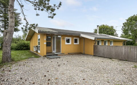 Virpi - 400M from the Sea: Gebouw, Dak, Huis, Huis, Architectuur, Verblijf, Woongebied, Land Lot, Siding, Deur