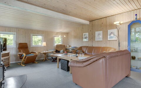 Virpi - 400M from the Sea: Hout, Plafond, Interieur Ontwerp, Meubilair, Kamer, Huis, Verdieping, Bankstel, Woonkamer, Flooring