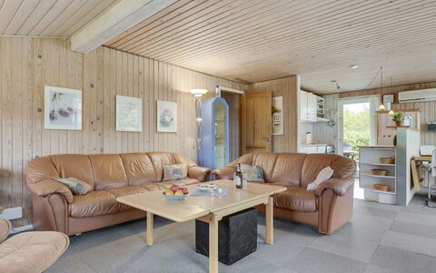 Virpi - 400M from the Sea: Meubilair, Hout, Interieur Ontwerp, Plafond, Verdieping, Flooring, Huis, Kamer, Bankstel, Woonkamer