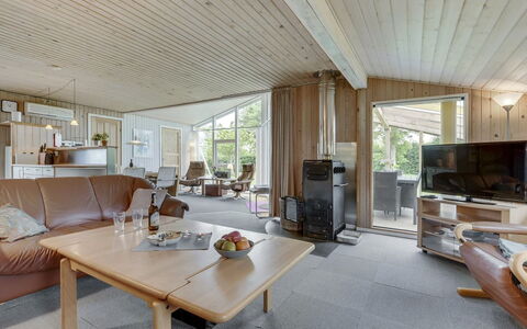 Virpi - 400M from the Sea: Interieur Ontwerp, Meubilair, Hout, Plafond, Bankstel, Flooring, Verdieping, Woonkamer, Kamer, Stoel