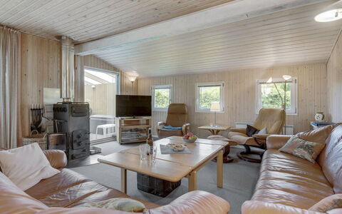 Virpi - 400M from the Sea: Hout, Plafond, Interieur Ontwerp, Huis, Meubilair, Kamer, Verdieping, Verblijf, Hardwood, Woonkamer