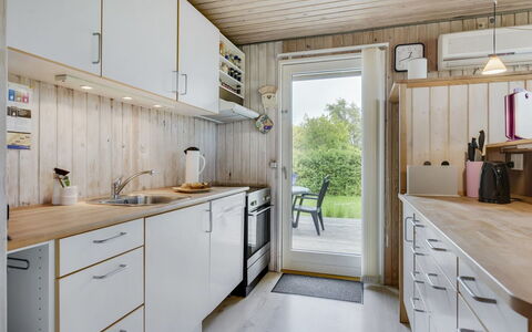 Virpi - 400M from the Sea: Keuken, Hout, Flooring, Toestel Van De Keuken, Major Appliance, Countertop, Verdieping, Interieur Ontwerp, Meubilair, Huis