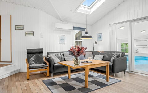 Larisa - 250M from the Sea: Hout, Flooring, Interieur Ontwerp, Houten Vloer, Plafond, Meubilair, Verdieping, Bankstel, Woonkamer, Huis