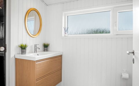 Larisa - 250M from the Sea: Hout, Flooring, Verdieping, Interieur Ontwerp, Loodgieterswerkinrichting, Badkamerkast, Wastafel, Loodgieter, Kraan, Badkamer