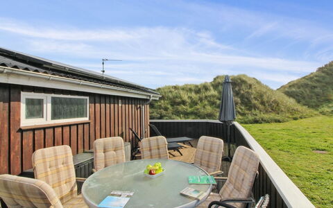 Larisa - 250M from the Sea: Hout, Huis, Veranda, Verblijf, Hardwood, Balkon, Beits, Schaduw, Stoel, Dek