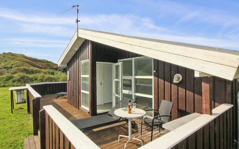 Larisa - 250M from the Sea: Hout, Architectuur, Huis, Hardwood, Verblijf, Beits, Plank, Schaduw, Veranda, Balkon