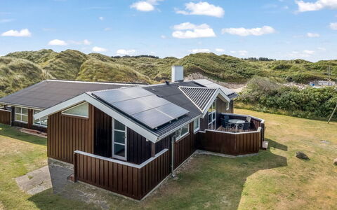 Larisa - 250M from the Sea: Huis, Dak, Architectuur, Huis, Verblijf, Landelijk Gebied, Siding, Landgoed, Veranda, Helling