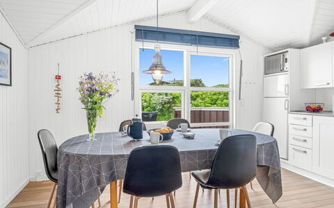 Larisa - 250M from the Sea: Meubilair, Interieur Ontwerp, Plafond, Keuken En Eettafel, Flooring, Stoel, Tafel, Verlichting, Verdieping, Eetkamer