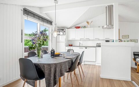 Larisa - 250M from the Sea: Hout, Interieur Ontwerp, Flooring, Meubilair, Plafond, Houten Vloer, Verdieping, Keuken, Keuken En Eettafel, Huis