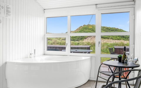 Larisa - 250M from the Sea: Bad, Verdieping, Interieur Ontwerp, Flooring, Plafond, Loodgieterswerkinrichting, Badkamer, Ontwerp, Hotel, Jacuzzi