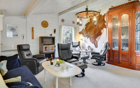 Simon - 225M from the Sea: Dak, Huis, Land Lot, Huis, Verblijf, Landgoed, Garden Gebouwen, Schaduw, Blokhut, Landscaping