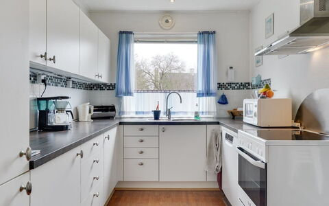 Simon - 225M from the Sea: Dak, Huis, Land Lot, Huis, Verblijf, Landgoed, Garden Gebouwen, Schaduw, Blokhut, Landscaping