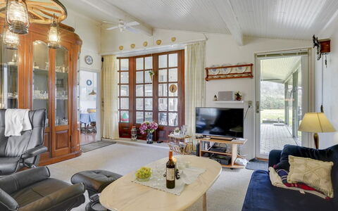 Simon - 225M from the Sea: Dak, Huis, Land Lot, Huis, Verblijf, Landgoed, Garden Gebouwen, Schaduw, Blokhut, Landscaping