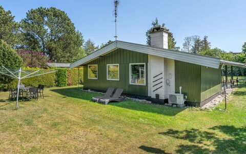 Simon - 225M from the Sea: Dak, Huis, Land Lot, Huis, Verblijf, Landgoed, Garden Gebouwen, Schaduw, Blokhut, Landscaping