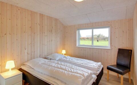 Ethel - 1.5Km to the Fjord: Hout, Slaapkamer, Hardwood, Beits, Plafond, Bed Frame, Plank, Bedding, Bed, Daylighting