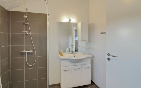 Ethel - 1.5Km to the Fjord: Flooring, Interieur Ontwerp, Loodgieterswerkinrichting, Verdieping, Muur, Badkamer, Wastafel In De Badkamer, Plafond, Wastafel, Kraan