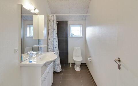 Ethel - 1.5Km to the Fjord: Loodgieterswerkinrichting, Wastafel In De Badkamer, Flooring, Badkamer, Wastafel, Verdieping, Interieur Ontwerp, Kraan, Toilet, Plafond