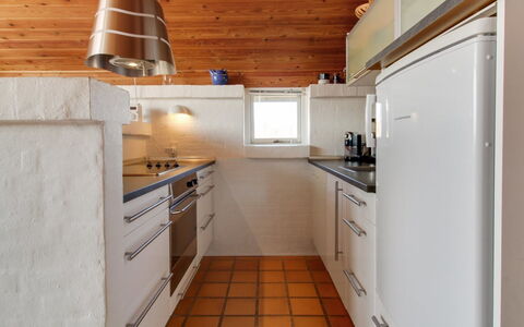 Enwald - 300M from the Sea: Keuken, Countertop, Flooring, Interieur Ontwerp, Toestel Van De Keuken, Meubilair, Verdieping, Cabinetry, Hout, Loodgieterswerkinrichting