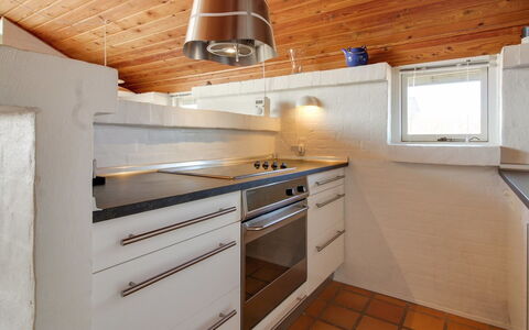 Enwald - 300M from the Sea: Keuken, Countertop, Flooring, Toestel Van De Keuken, Interieur Ontwerp, Hout, Plafond, Major Appliance, Lichte Inrichting, Verdieping
