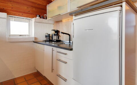 Enwald - 300M from the Sea: Keuken, Major Appliance, Toestel Van De Keuken, Countertop, Flooring, Hout, Interieur Ontwerp, Loodgieterswerkinrichting, Verdieping, Kraan