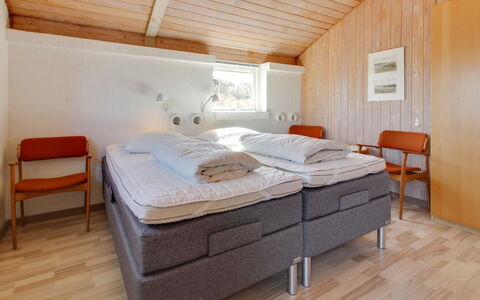 Enwald - 300M from the Sea: Hout, Slaapkamer, Bed, Interieur Ontwerp, Plafond, Bedding, Huis, Verdieping, Bed Frame, Laken