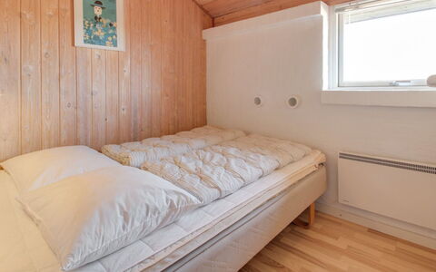 Enwald - 300M from the Sea: Bed, Slaapkamer, Muur, Bedding, Laken, Verdieping, Flooring, Hout, Interieur Ontwerp, Plafond