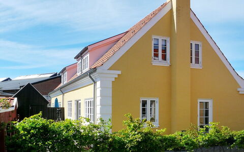 Tuulia - 1.1Km from the Sea: Hout, Dak, Architectuur, Huis, Huis, Verblijf, Siding, Hardwood, Helling, Landgoed